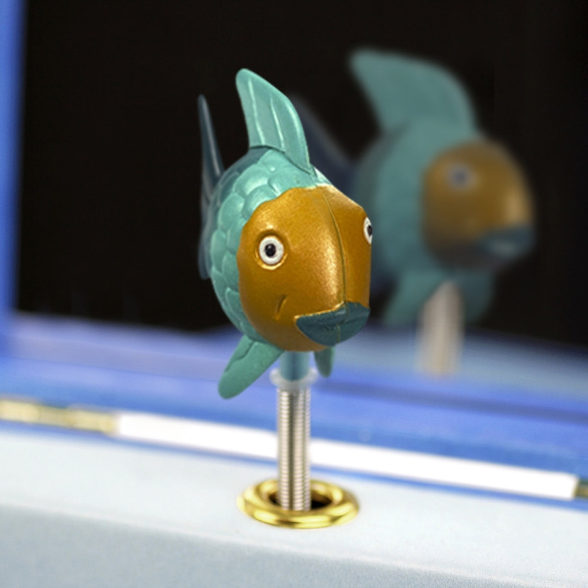 Boîte à bijoux musicale phosphorescente Poisson Arc-en-ciel — Trousselier — Poisson Arc-en-ciel — détail de la figurine de poisson sur ressort 4 | Appart 17 Bruxelles