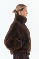 JOSIE Blouson en fausse fourrure — Marron — vue 4