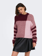 JDYKILIAN Pull color block à manches rayées — JDY — Tawny Port — portée de face, mi-corps | Appart 17 Bruxelles