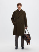 SLMSERGIO Manteau long croisé en laine recyclée Manteco — Selected Homme — Peat — porté 4 | Appart 17 Bruxelles