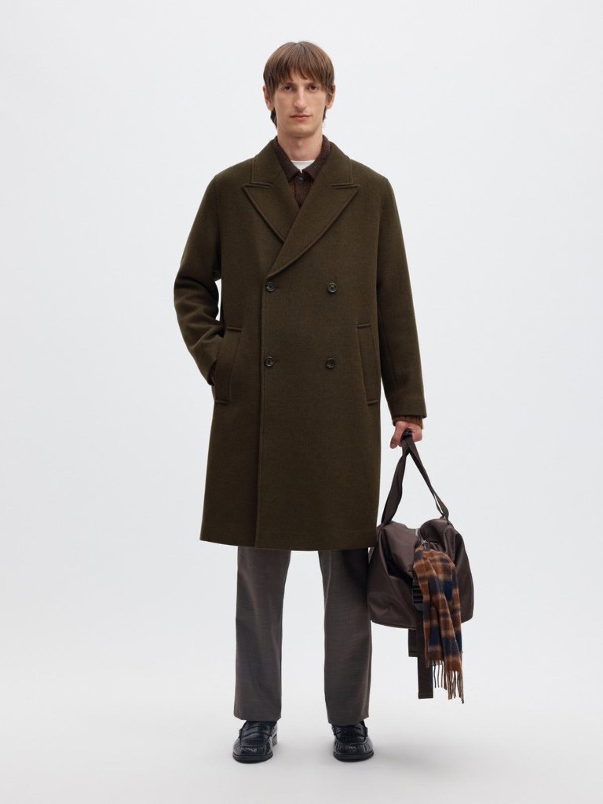 SLMSERGIO Manteau long croisé en laine recyclée Manteco — Selected Homme — Peat — porté 4 | Appart 17 Bruxelles