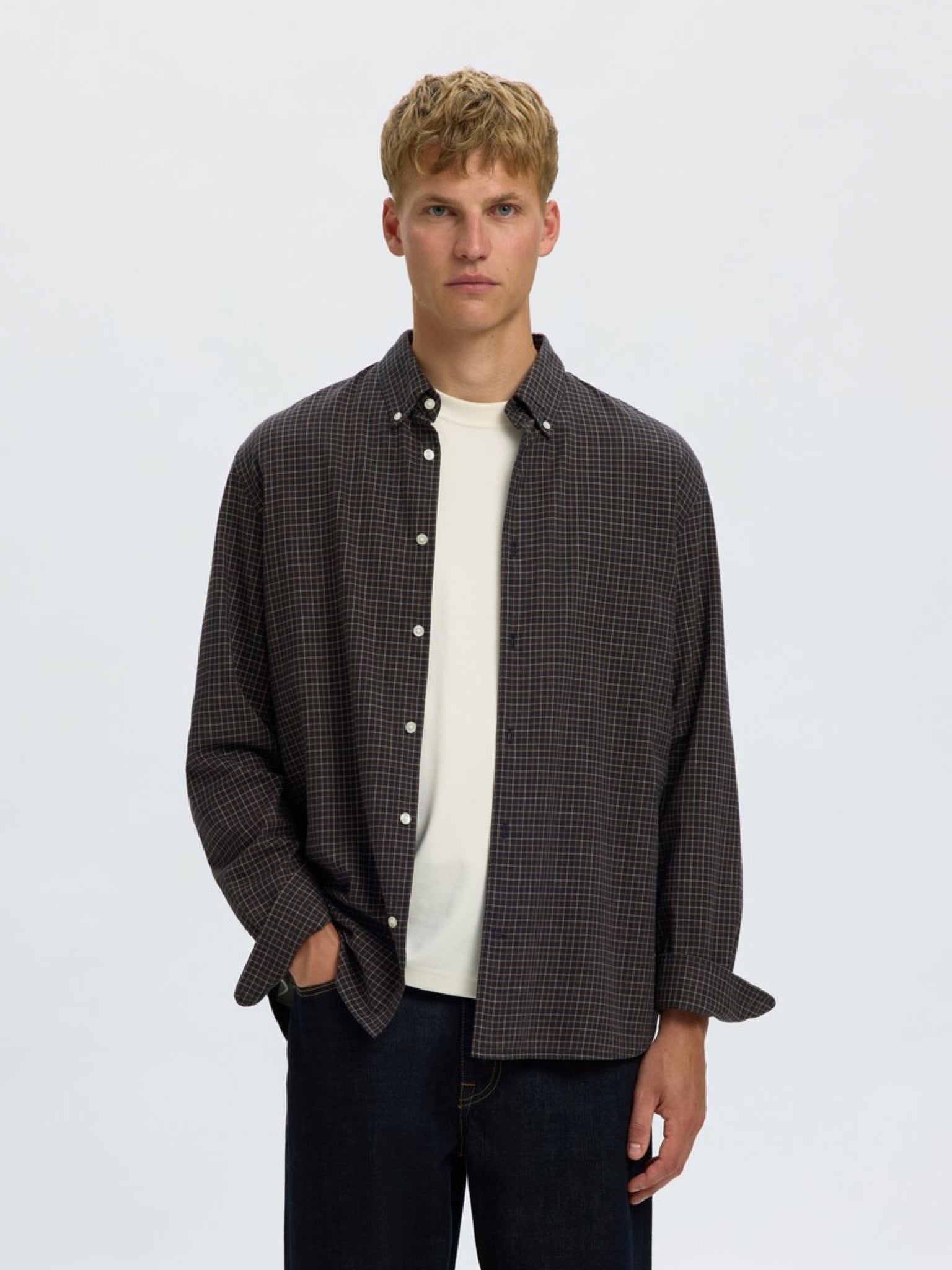 SLMCOLE-JAY Chemise regular en coton bio à micro-carreaux — Selected Homme — Dark Sapphire Checks — porté | Appart 17 Bruxelles
