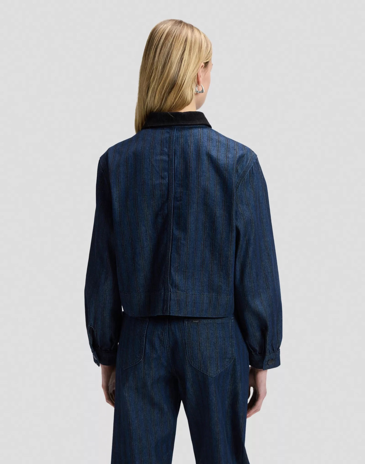 CROPPED CHORE Veste courte en denim à manches ballon — Lee — Hickory Rinse — porté, vue de dos 3 | Appart 17 Bruxelles