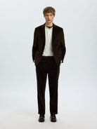 SLMREG-ENZO Pantalon en velours côtelé de coton bio — Selected Homme — Delicioso — porté, de face | Appart 17 Bruxelles