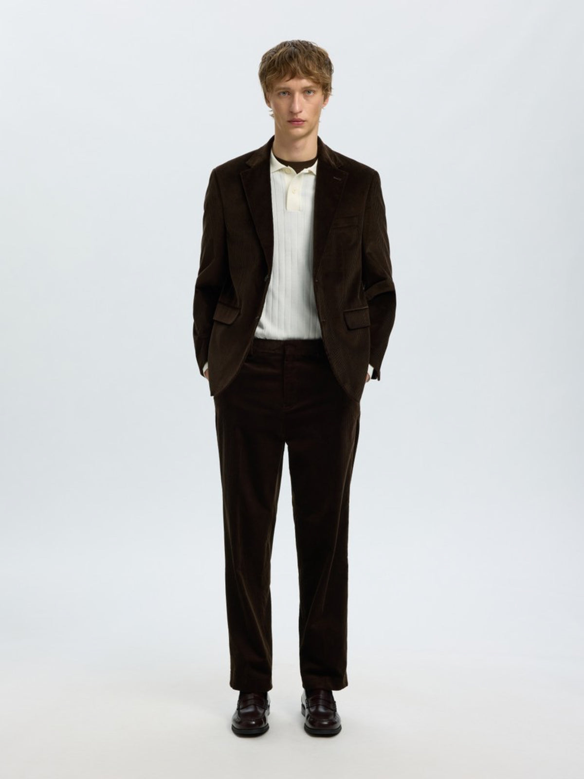 SLMREG-ENZO Pantalon en velours côtelé de coton bio — Selected Homme — Delicioso — porté, de face | Appart 17 Bruxelles