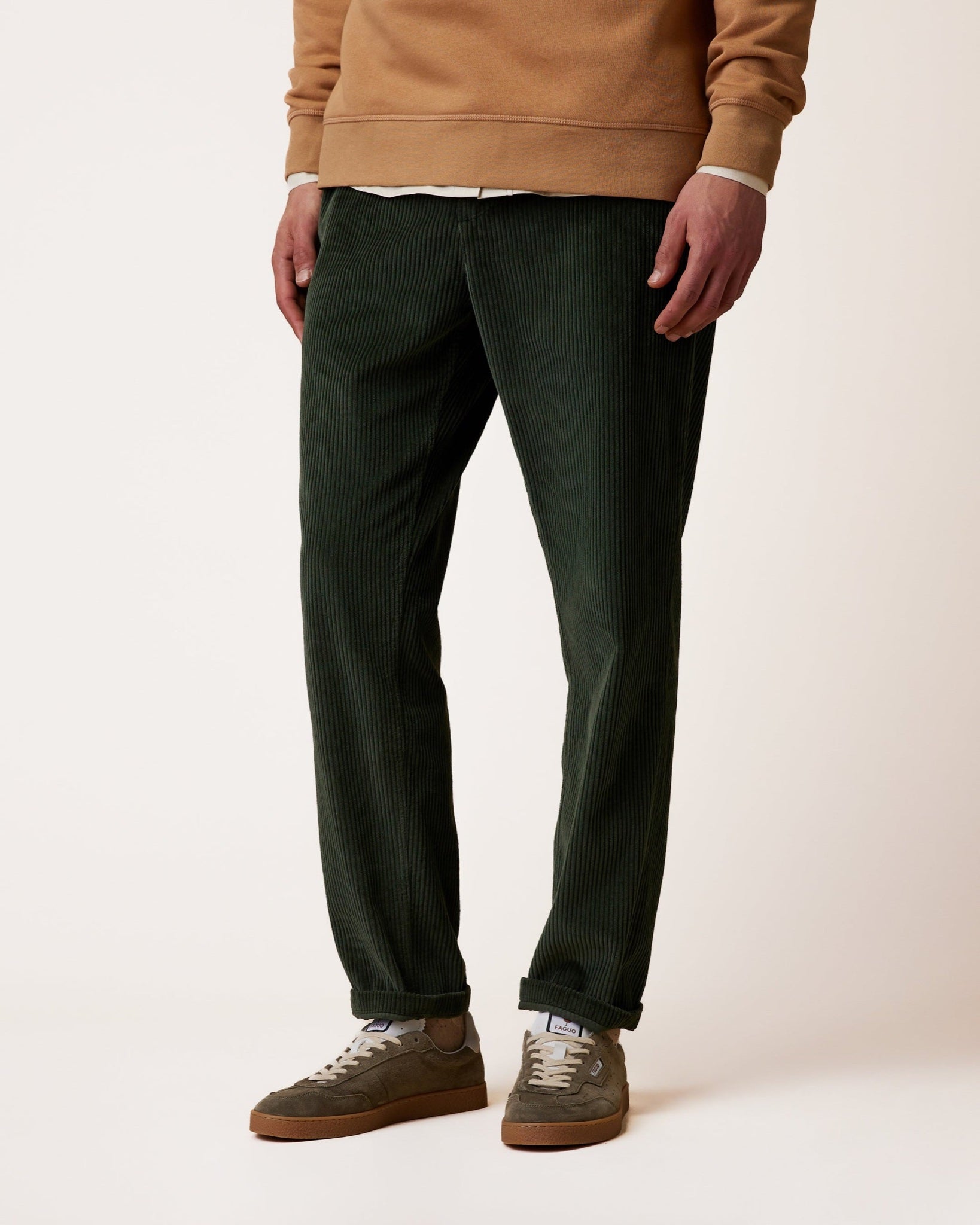 DREUILLE Pantalon en velours côtelé, taille élastique — FAGUO — Vert foncé — porté | Appart 17 Bruxelles