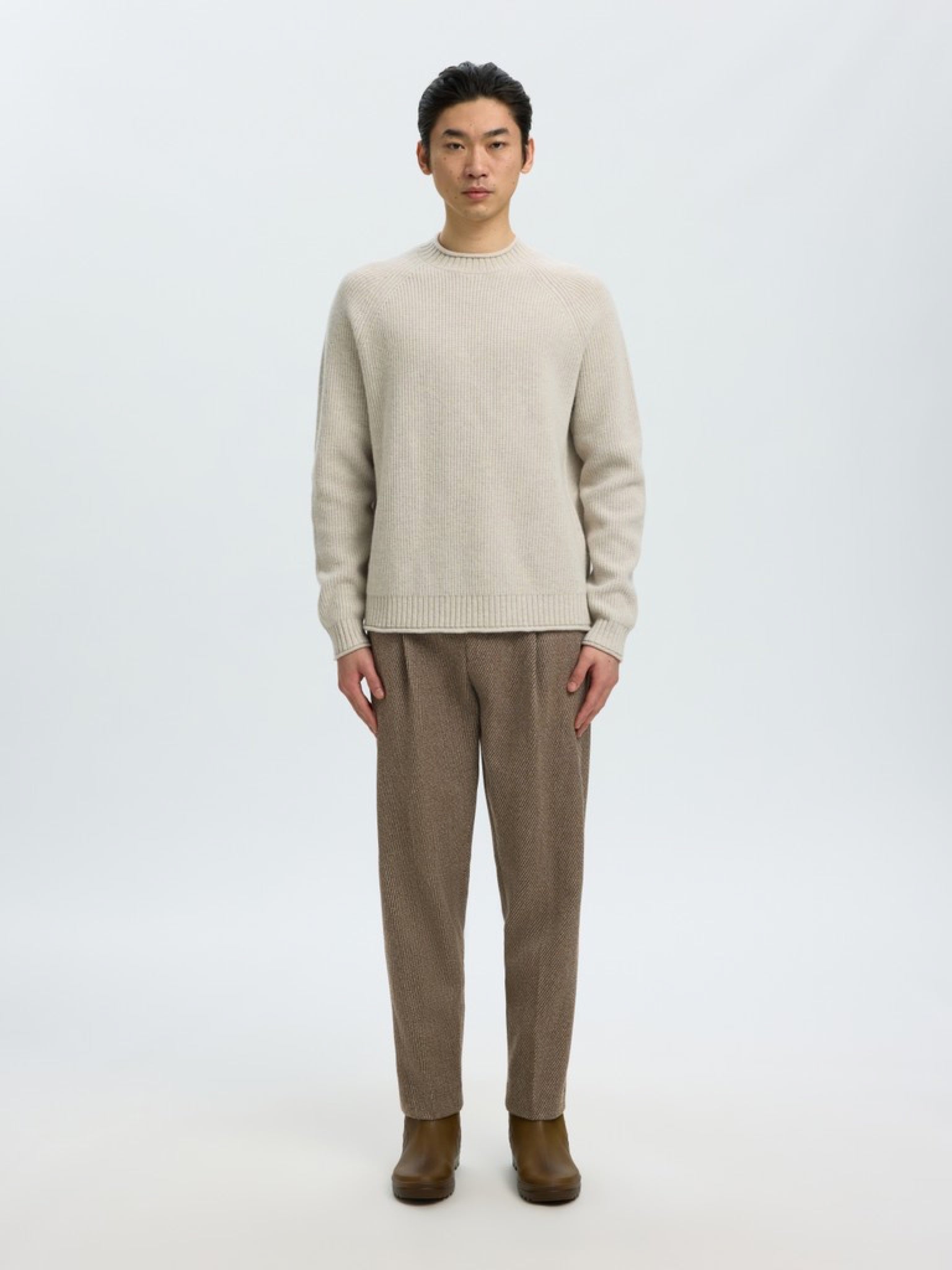 Selected Homme SLM220 LOOSE LOU Pantalon ample en laine — Selected Homme — Delicioso — porté en pied | Appart 17 Bruxelles