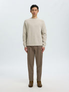 Selected Homme SLM220 LOOSE LOU Pantalon ample en laine — Selected Homme — Delicioso — porté en pied | Appart 17 Bruxelles
