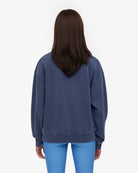 Organic Oversized Crew — Colorful Standard — Neptune Blue — porté, vue de dos | Appart 17 Bruxelles