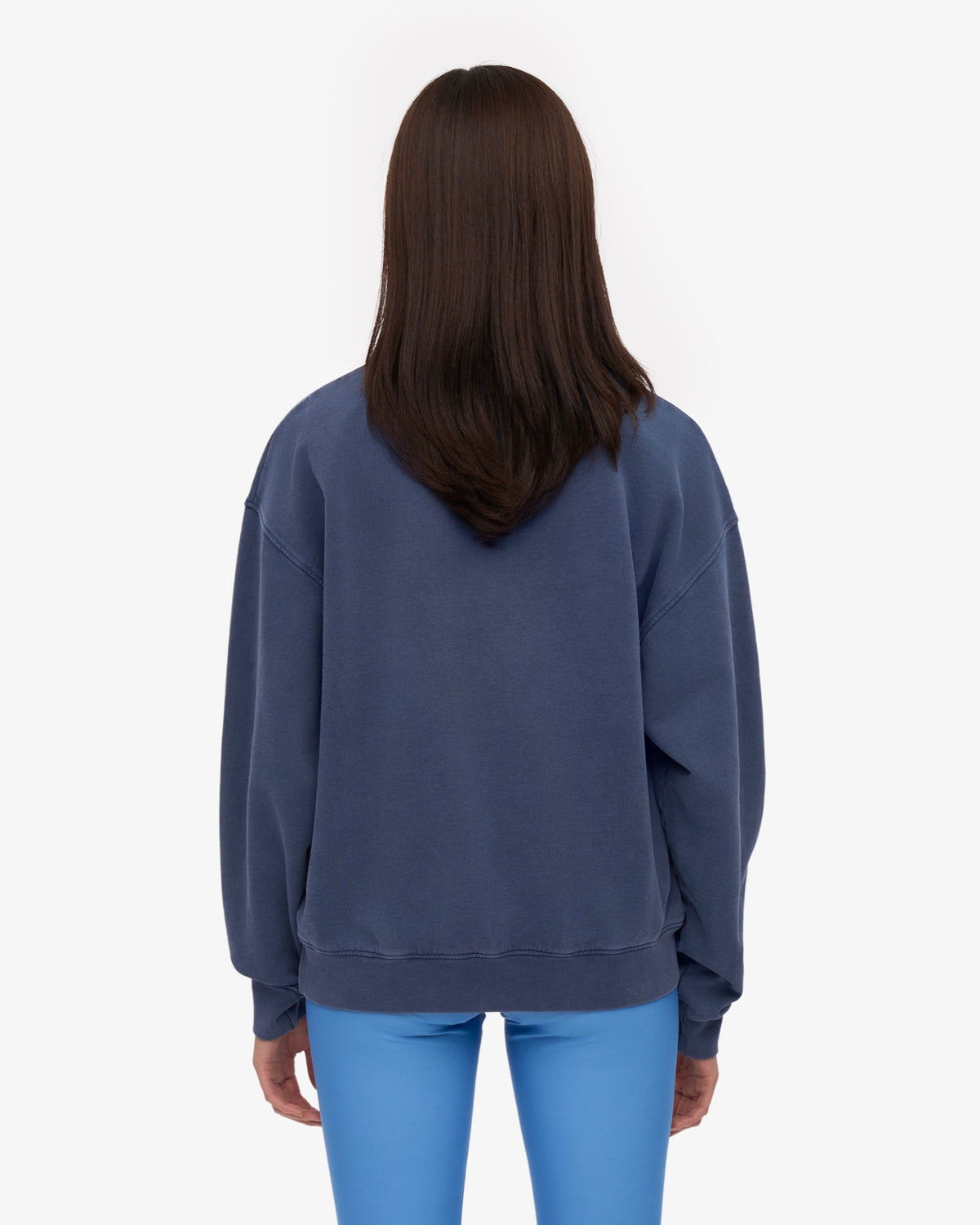 Organic Oversized Crew — Colorful Standard — Neptune Blue — porté, vue de dos | Appart 17 Bruxelles