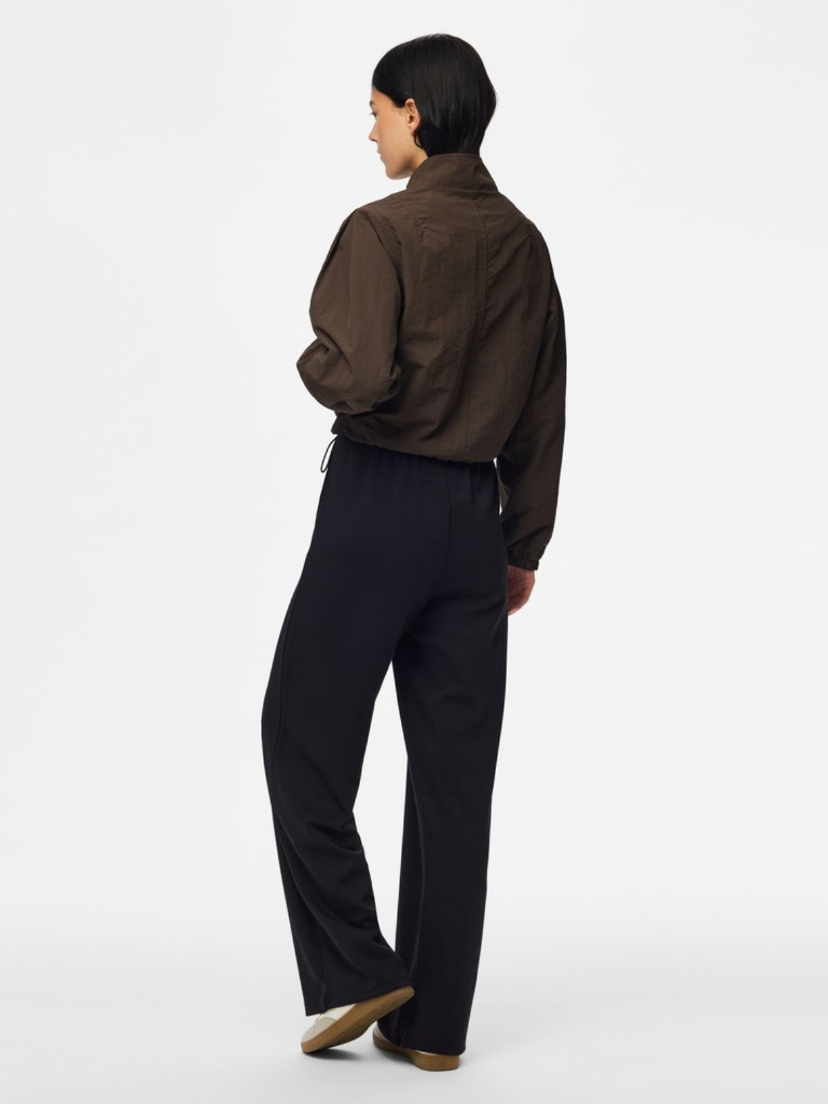 PCJABINA Blouson court zippé col montant à cordons — Pieces — Delicioso — porté 5 | Appart 17 Bruxelles