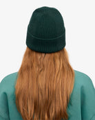 Colorful Standard Merino Wool Beanie Bonnet laine mérinos recyclée — Colorful Standard — Emerald Green — porté, vue de dos 4 | Appart 17 Bruxelles