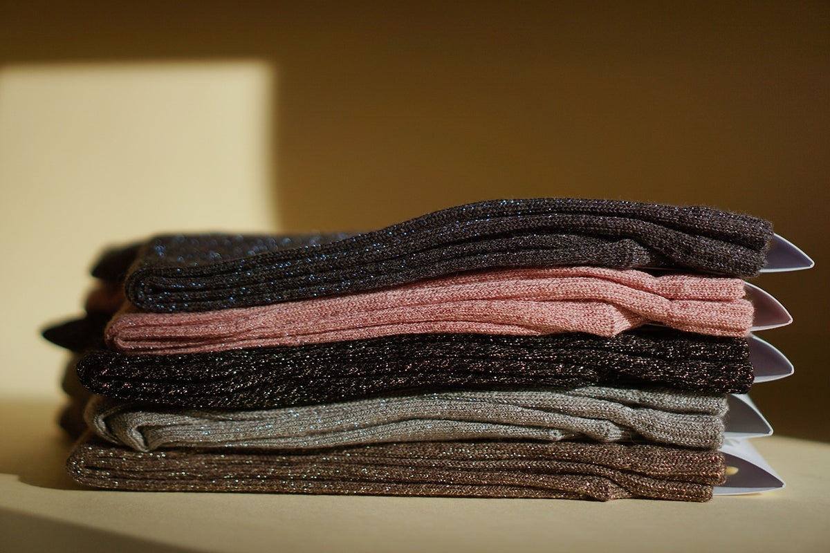 Chaussettes « Gossip Girl » pailletées — Félicie Aussi — Anthracite pailleté — vue 3 | Appart 17 Bruxelles