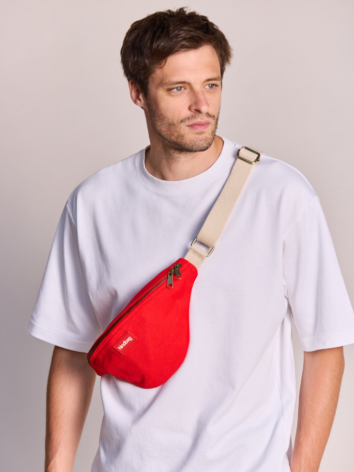 Hindbag Banane Olivia — Hindbag — Rouge carmin — porté, vue 2 2 | Appart 17 Bruxelles