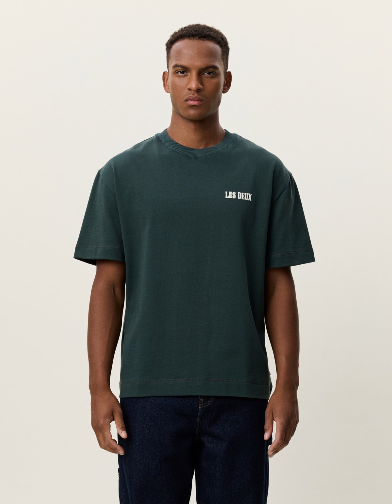 Woods Heavyweight T-shirt épais imprimé forêt — Les Deux — Darkest Spruce Green — porté, de face | Appart 17 Bruxelles
