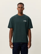 Woods Heavyweight T-shirt épais imprimé forêt — Les Deux — Darkest Spruce Green — porté, de face | Appart 17 Bruxelles