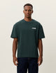 Woods Heavyweight T-shirt épais imprimé forêt — Les Deux — Darkest Spruce Green — porté, de face | Appart 17 Bruxelles