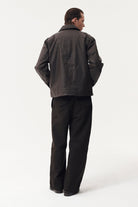 ZIP UP Veste imperméable en toile cirée, col velours amovible — Welter Shelter — Chocolate — porté 3 | Appart 17 Bruxelles