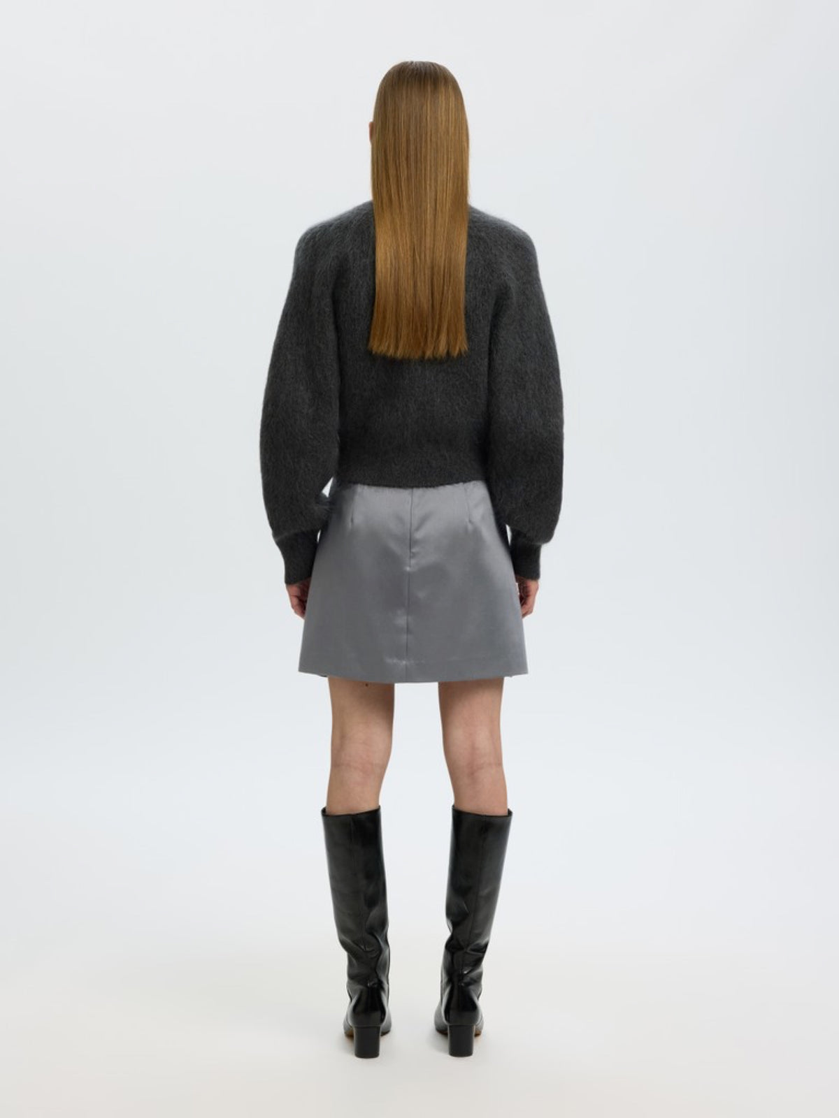 SLWATHENA Mini-jupe trapèze en satin de polyester recyclé — Selected Femme — Asphalt — porté, vue de dos 4 | Appart 17 Bruxelles