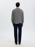 CALLE Pull laine & cachemire — Selected Homme — Medium Grey Melange — porté, vue de dos | Appart 17 Bruxelles