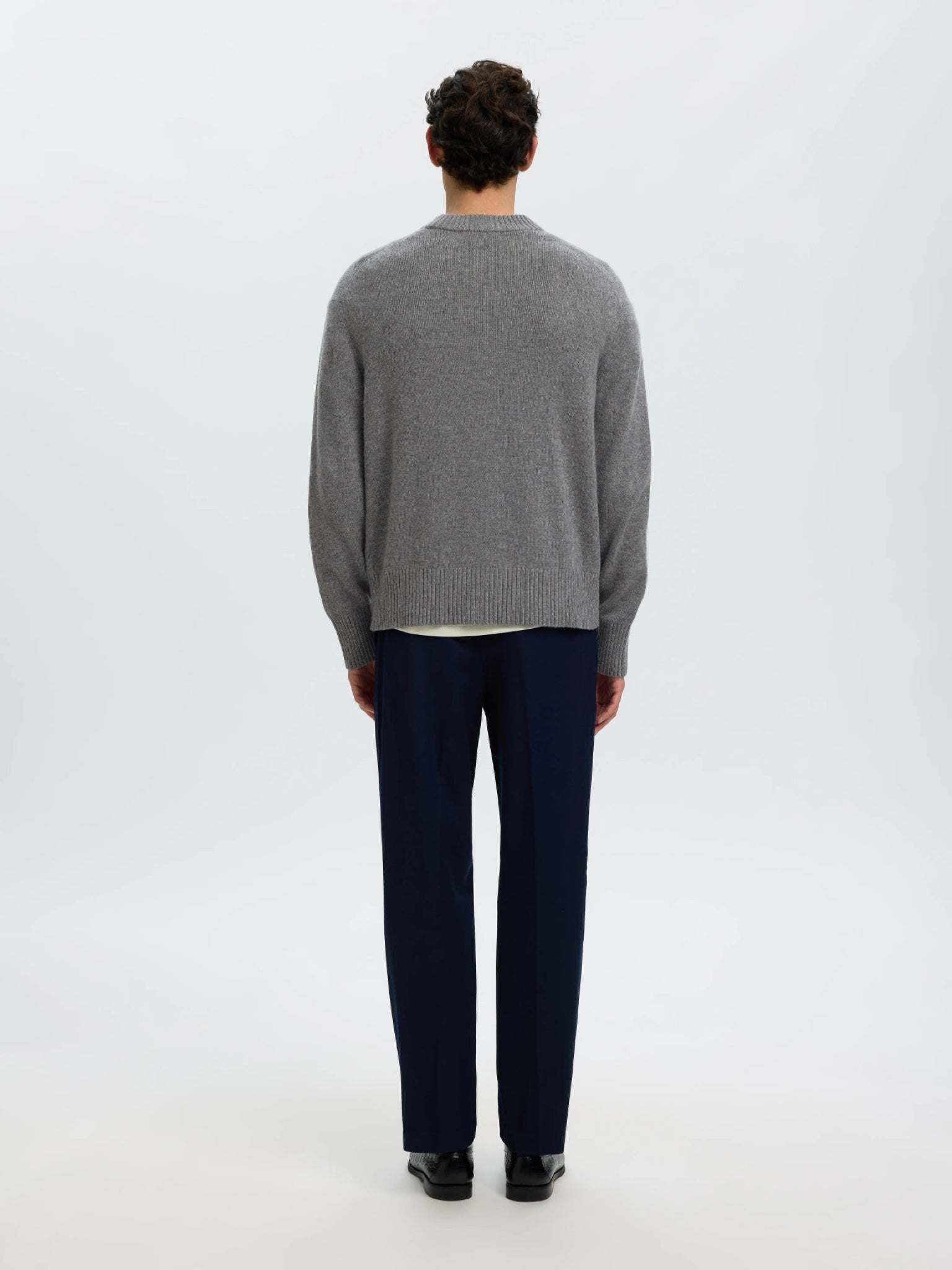 CALLE Pull laine & cachemire — Selected Homme — Medium Grey Melange — porté, vue de dos | Appart 17 Bruxelles