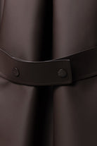 Rains NARA Long W Jacket Imperméable long cintré à capuche amovible — Rains — Bark — détail de la patte de manche 4 | Appart 17 Bruxelles
