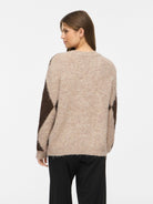 VITORA Pull en jacquard à losanges et point de feston — VILA — Natural Melange / Coffee Bean — porté, de dos 3 | Appart 17 Bruxelles