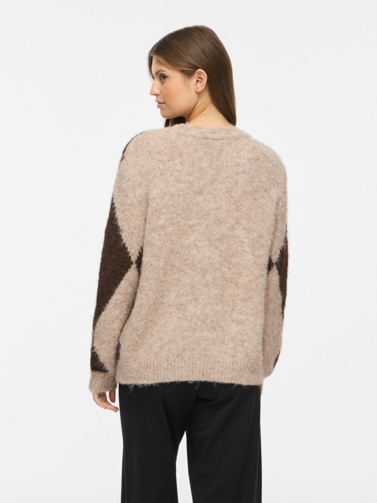 VITORA Pull en jacquard à losanges et point de feston — VILA — Natural Melange / Coffee Bean — porté, de dos 3 | Appart 17 Bruxelles