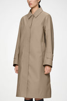 Rains NARA Long W Jacket Imperméable long cintré à capuche amovible — Rains — Beige — porté, buste 3 | Appart 17 Bruxelles