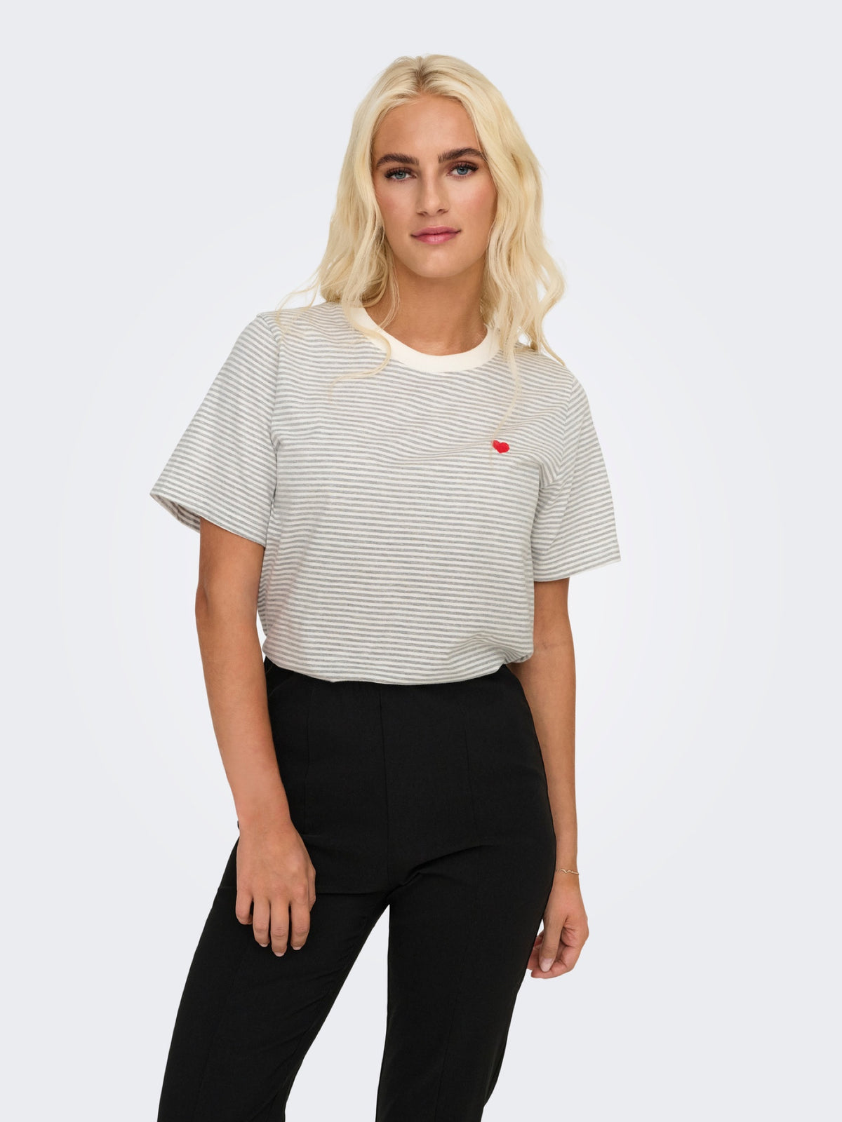 JDYPISA T-shirt col rond en coton bio à imprimé — JDY — Cloud Dancer / Light Grey Stripes — détail | Appart 17 Bruxelles