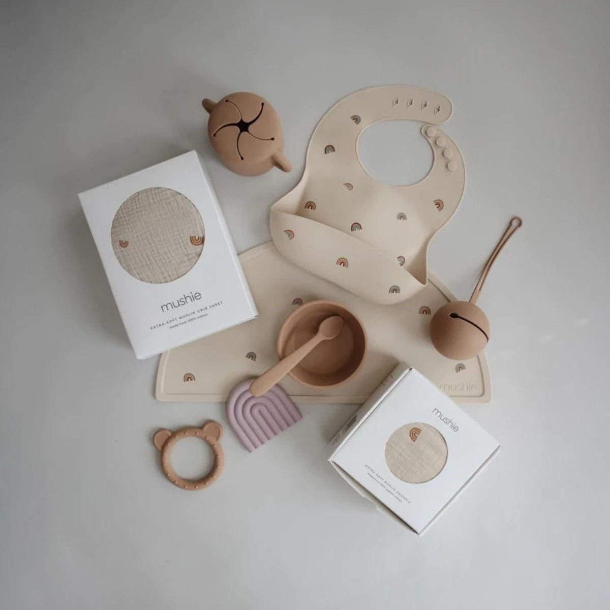 Bavoir en silicone à poche — Mushie — Rainbow — mise en situation 4 | Appart 17 Bruxelles