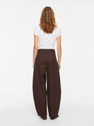 VIJEMMA Pantalon barrel taille haute en coton — VILA — Coffee Bean — porté 3 | Appart 17 Bruxelles