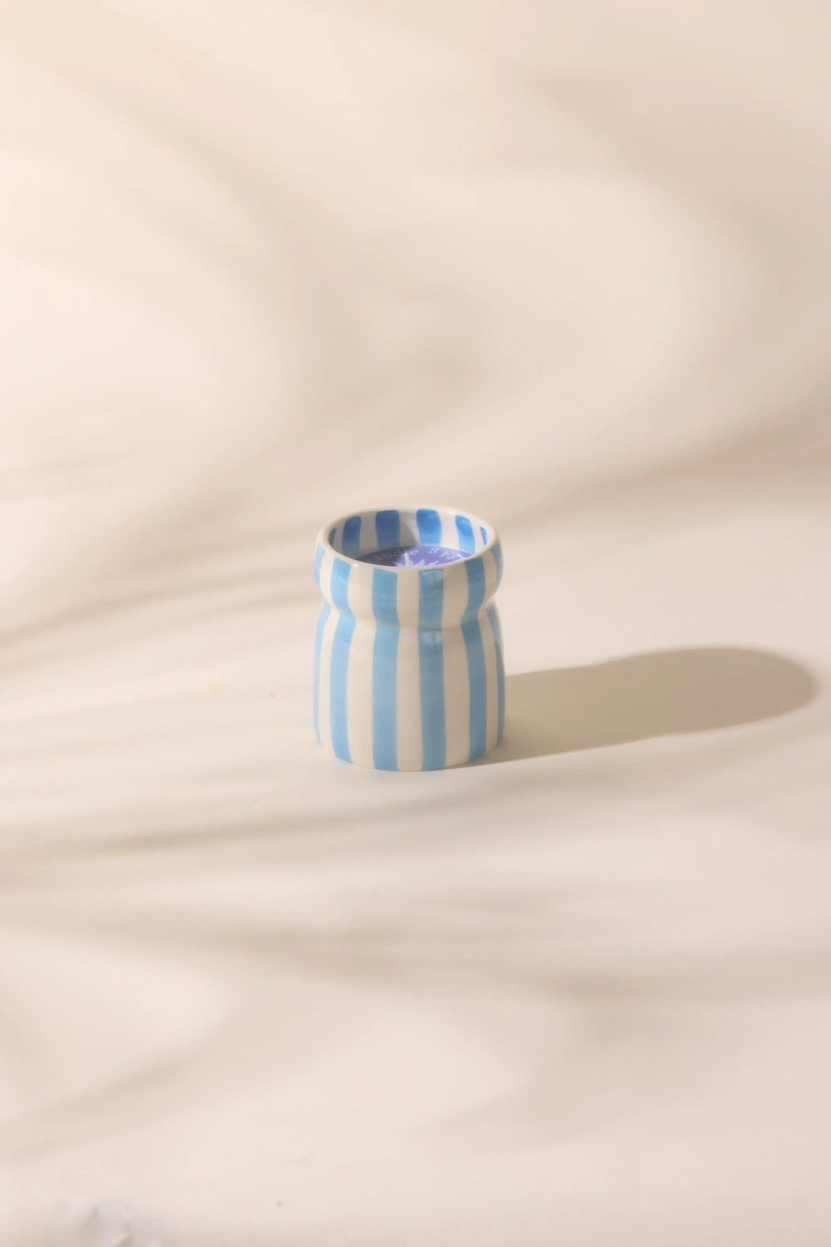 Paddywax Cabana Bougie parfumée céramique rayée bleu et blanc 184 g — Paddywax — Lost at Sea — en situation 7 | Appart 17 Bruxelles