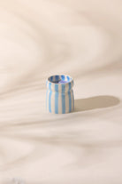 Paddywax Cabana Bougie parfumée céramique rayée bleu et blanc 184 g — Paddywax — Lost at Sea — en situation 7 | Appart 17 Bruxelles