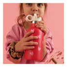 Gourde isotherme enfant 350 ml — Atelier Wagram — Rouge cœurs roses — autre vue 3 | Appart 17 Bruxelles