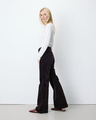Alban Pantalon droit en velours côtelé — Grace & Mila — Aubergine — porté, de profil 3 | Appart 17 Bruxelles
