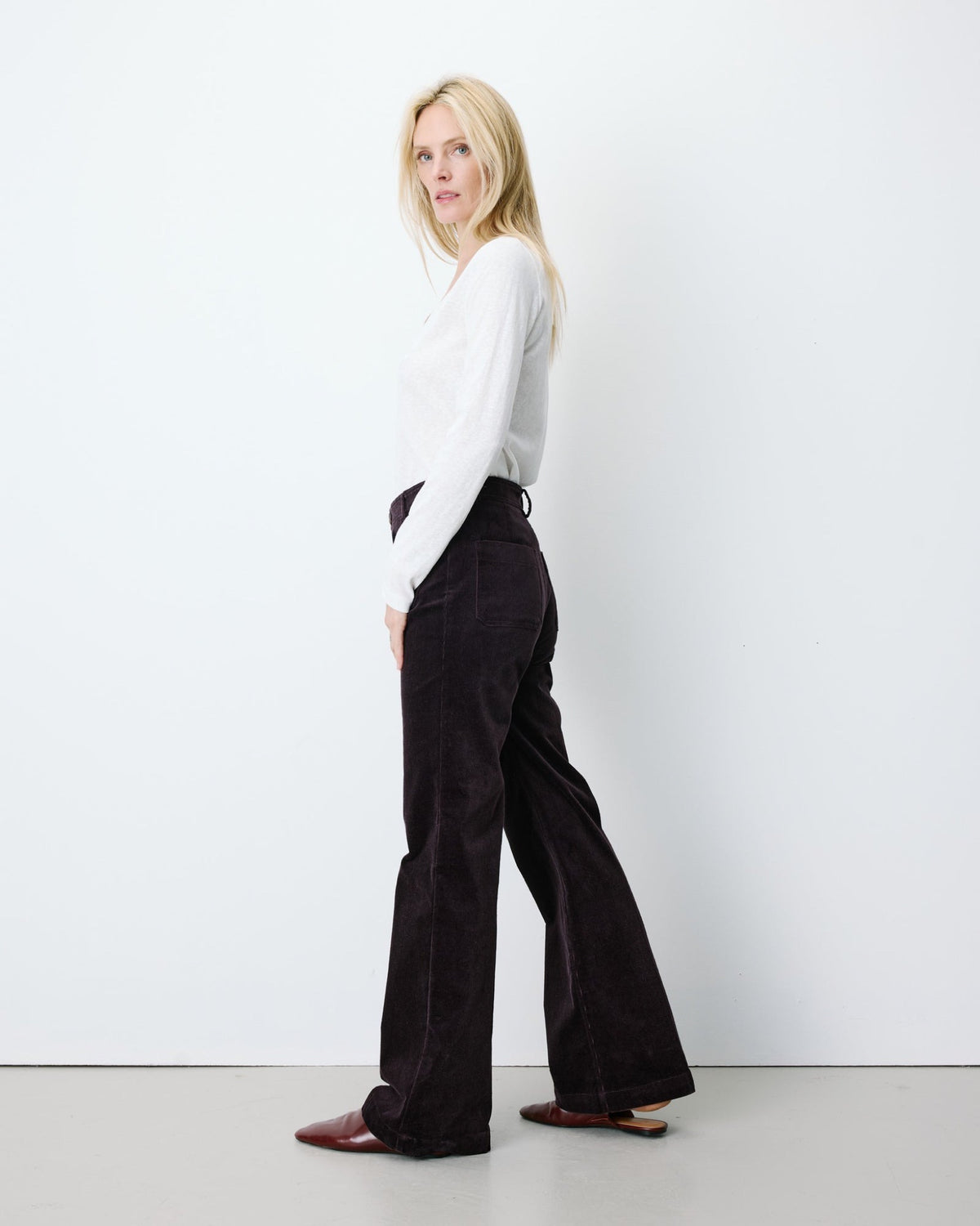 Alban Pantalon droit en velours côtelé — Grace & Mila — Aubergine — porté, de profil 3 | Appart 17 Bruxelles