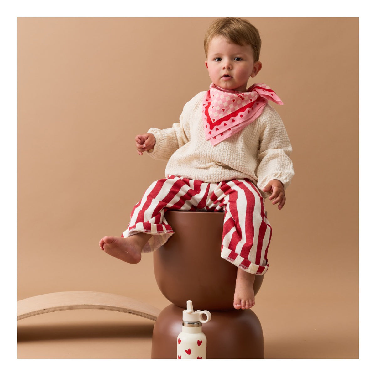 Foulard enfant 55 cm × Cha Cha Pop — Atelier Wagram — Amour fou rose et rouge — autre vue 3 | Appart 17 Bruxelles