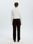 SLMREG-ENZO Pantalon en velours côtelé de coton bio — Selected Homme — Delicioso — porté, de dos 3 | Appart 17 Bruxelles