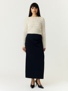 YASCOMEA Top col bateau en maille frangée — YAS — Pumice Stone — porté 5 | Appart 17 Bruxelles