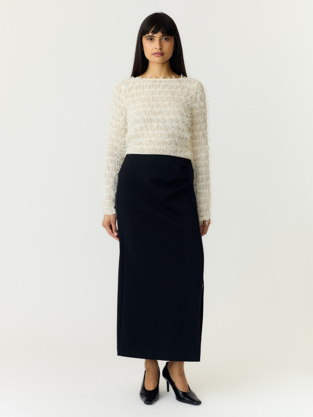 YASCOMEA Top col bateau en maille frangée — YAS — Pumice Stone — porté 5 | Appart 17 Bruxelles