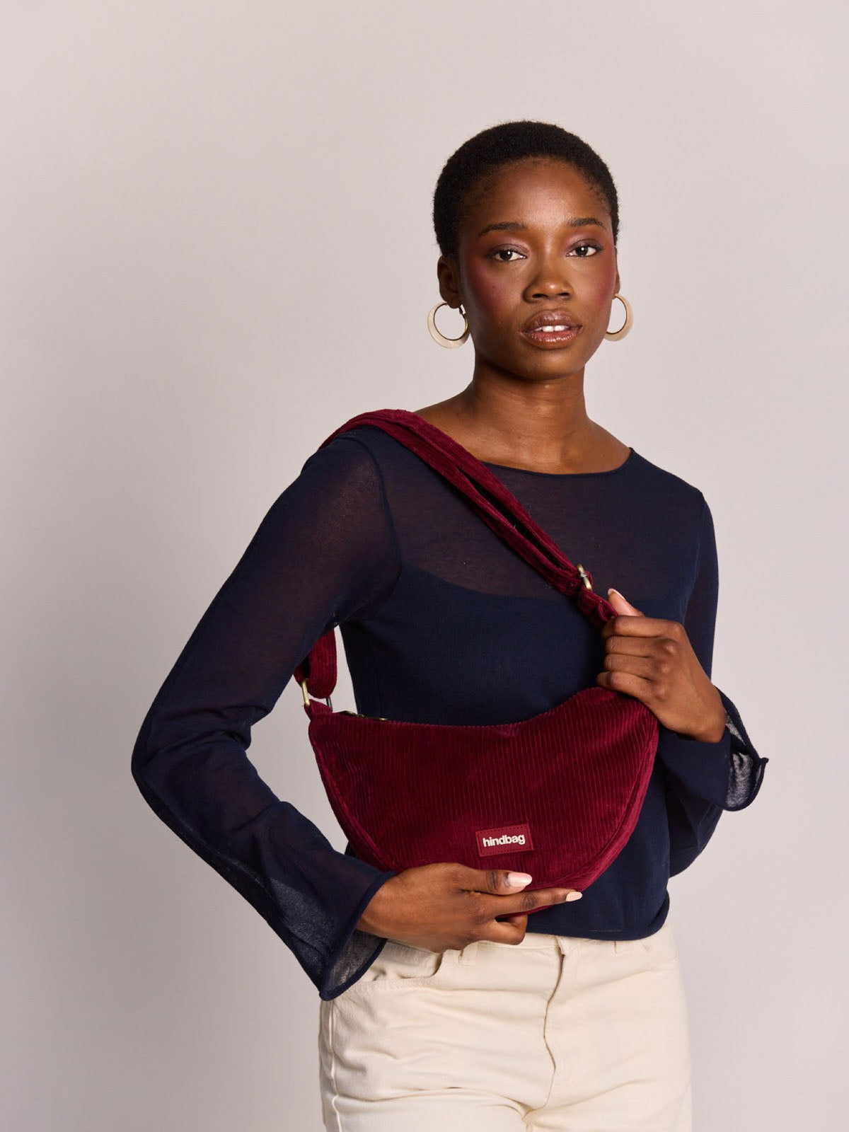 Hindbag Andrea Sac demi-lune d'hiver, velours, tartan ou effet laine — Hindbag — Velours bordeaux — porté 3 | Appart 17 Bruxelles