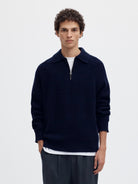 SLMBEN Pull col polo zippé en laine RWS — Selected Homme — Sky Captain — porté, de face | Appart 17 Bruxelles