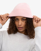 Colorful Standard Merino Wool Beanie Bonnet laine mérinos recyclée — Colorful Standard — Faded Pink — porté en pied 2 | Appart 17 Bruxelles