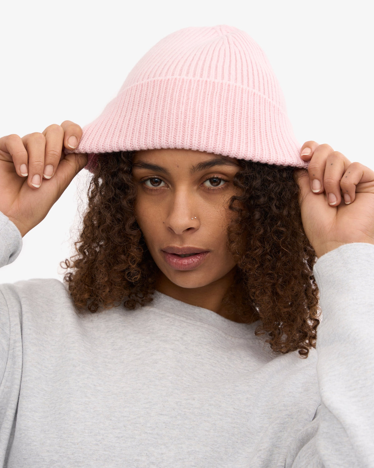 Colorful Standard Merino Wool Beanie Bonnet laine mérinos recyclée — Colorful Standard — Faded Pink — porté en pied 2 | Appart 17 Bruxelles