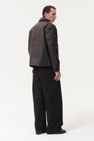 ZIP UP Veste imperméable en toile cirée, col velours amovible — Welter Shelter — Chocolate — porté 4 | Appart 17 Bruxelles