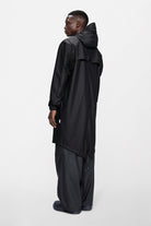 Fishtail Parka W3 — Rains — Black — porté, vue de dos | Appart 17 Bruxelles