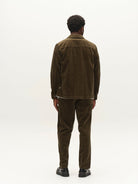 GABjoe Pantalon chino en velours côtelé stretch, coupe tapered — Gabba — Forest Night — porté, vue de dos 2 | Appart 17 Bruxelles