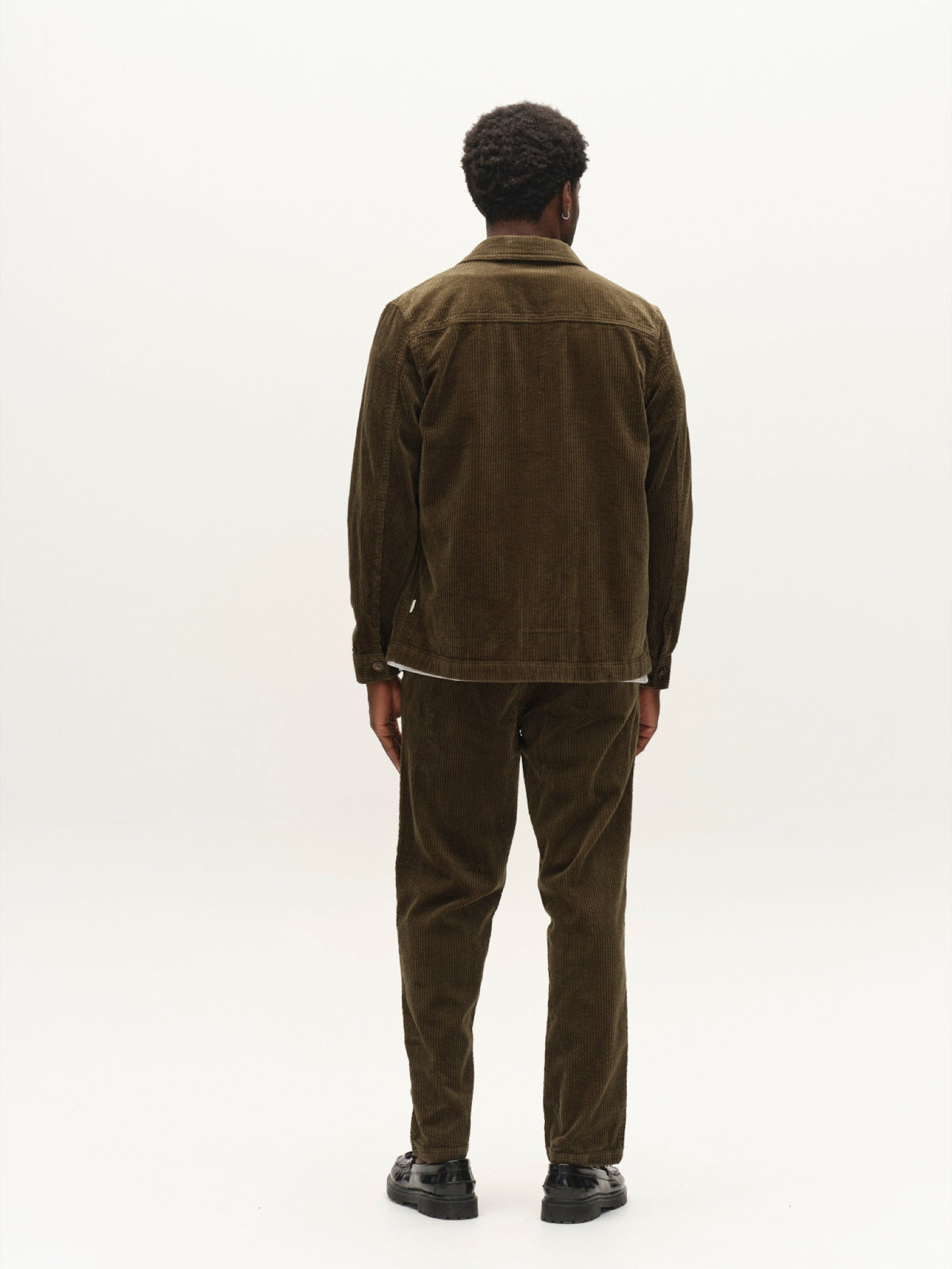 GABjoe Pantalon chino en velours côtelé stretch, coupe tapered — Gabba — Forest Night — porté, vue de dos 2 | Appart 17 Bruxelles