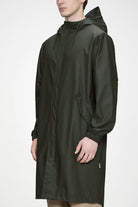 Fishtail Parka W3 — Rains — Green — porté, détail | Appart 17 Bruxelles